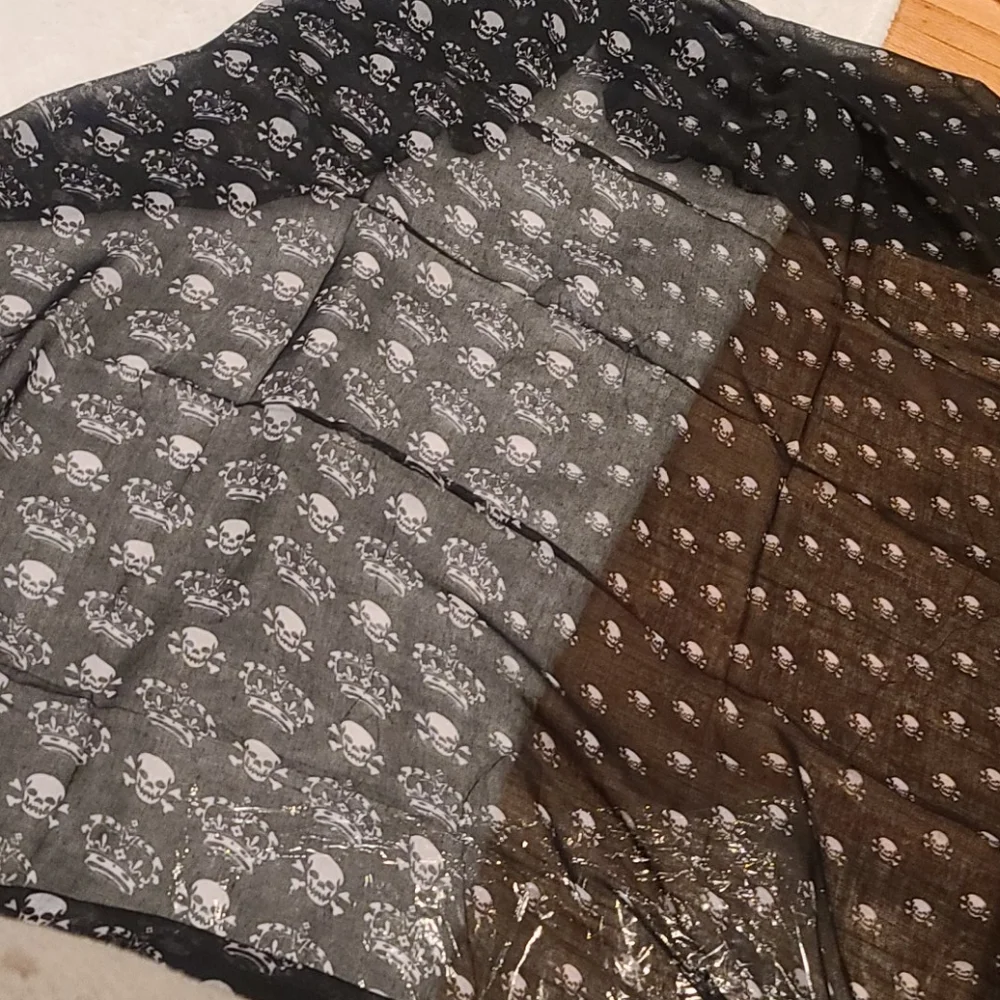 ❤️10/$40 New big skull halloween scarf